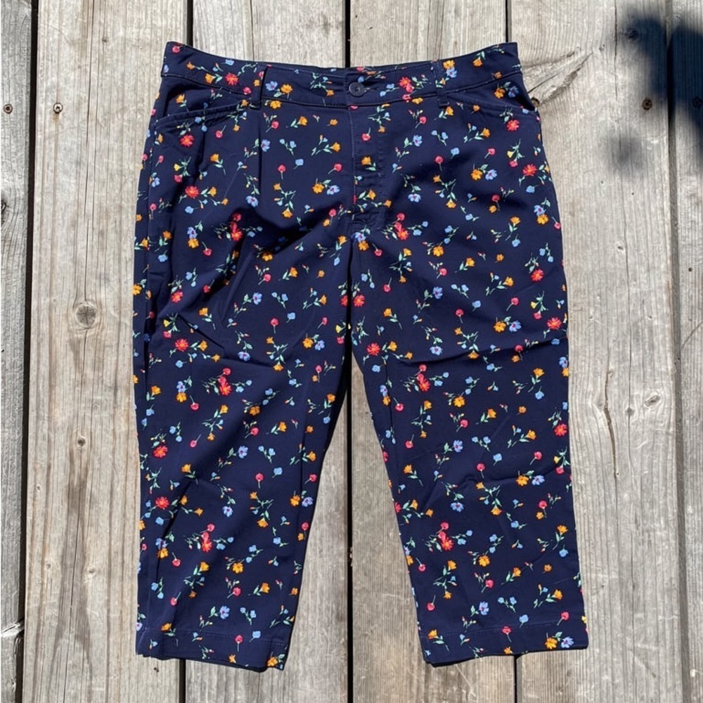 St. John's Bay Dark Blue Floral Capris